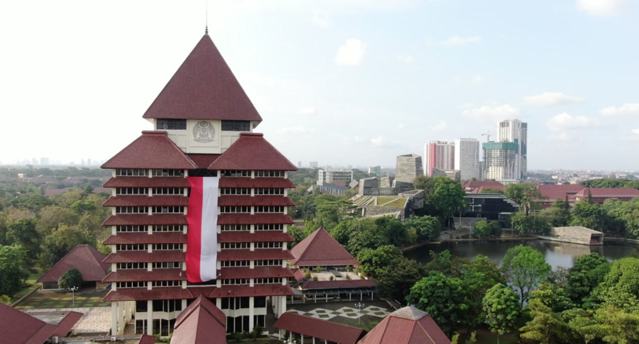 UI Bentangkan Ornamen Merah  Putih Raksasa  di Gedung 