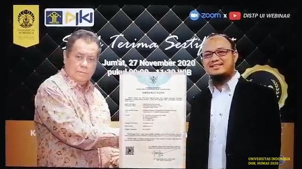 Prof. Ari Kuncoro menyerahkan secara simbolis kepada Dr. Muhammad Sahlan selaku perwakilan penerima sertifikat paten