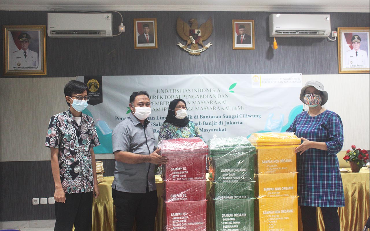 Akademisi UI Adakan Pelatihan Rekayasa Perilaku Ubah Kebiasaan Buang Sampah di Ciliwung. (foto-foto: dok UI)